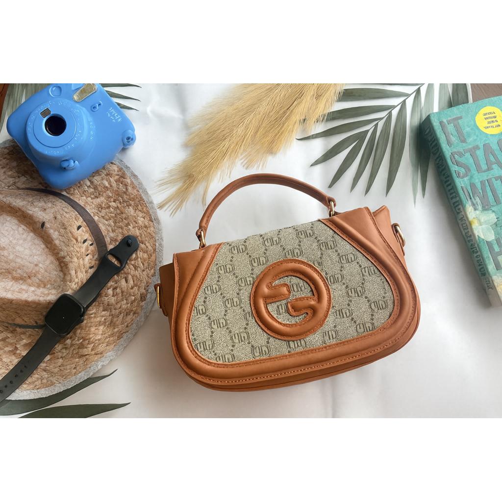 Signature Chic sling bag